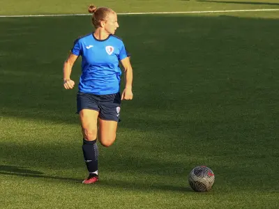 O tem, kako igralke ženske nogometne lige v Sloveniji premagujejo ovire za prepoznavnost, spoštovanje in osnovne pogoje za igro. - Golavt