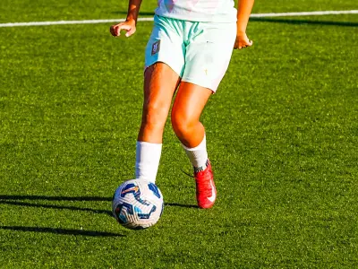 Moški klubi propadajo sredi sezone, ženski nogomet pa gradi neprecenljivo zvestobo. Zakaj je to najboljša naložba za slovenska podjetja? - Golavt