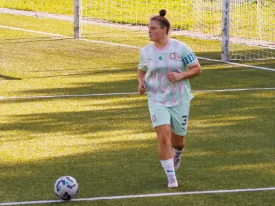 Intervju s kapetanko Olimpije Špelo Rozmarič o nogometni kulturi v Prekmurju, pritisku v članskem nogometu in sezoni, ki je prinesla pomembne lekcije. - Golavt